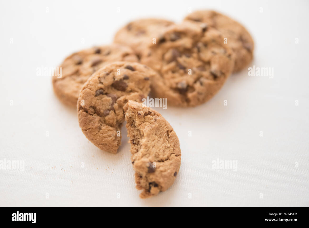 Stapel von hausgemachten Schokoladenkekse auf weißem Hintergrund Stockfoto