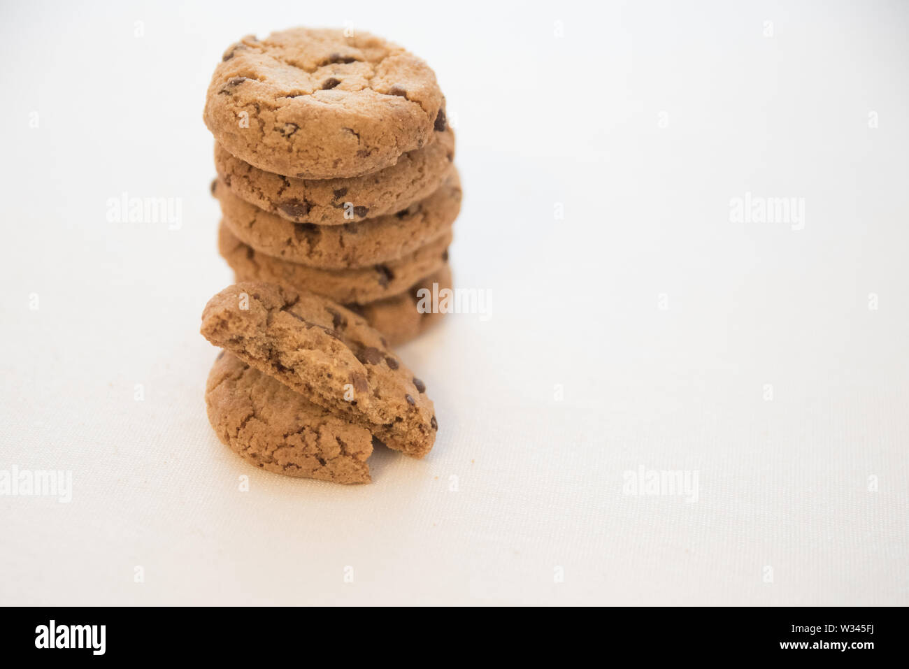 Stapel von hausgemachten Schokoladenkekse auf weißem Hintergrund Stockfoto