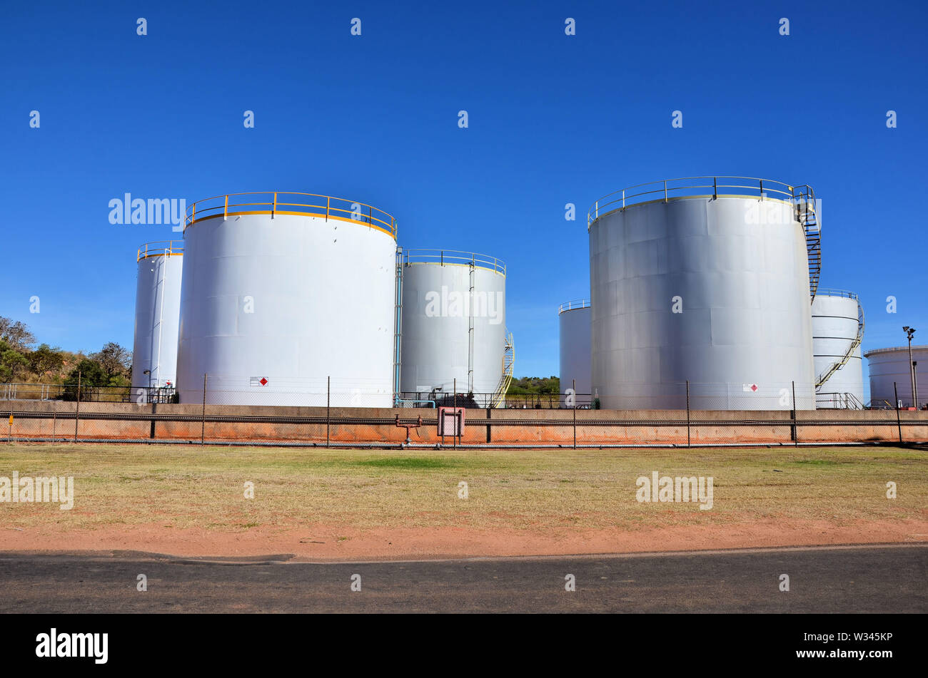 Riesige Öltanks unter blauem Himmel Stockfoto