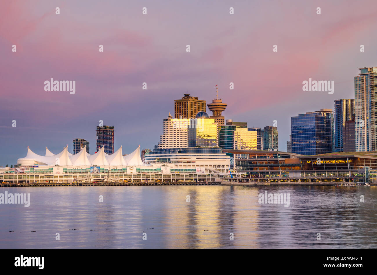 Blick auf die Skyline von Vancouver im Sonnenuntergang Stockfoto