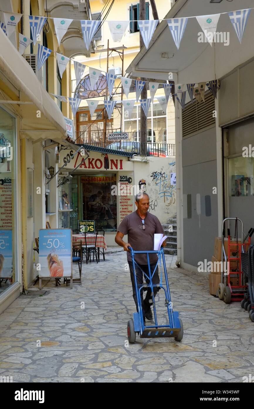 Korfu Stadt Korfu Dieses beschäftigt Lieferung Treiber schien völlig in die Arbeit vertieft. Stockfoto