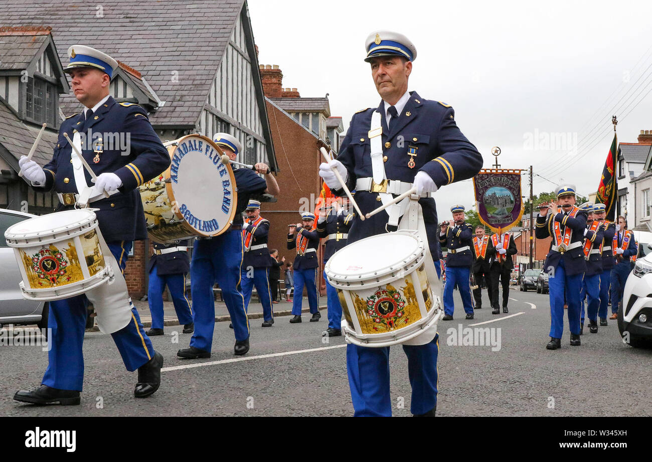 Lurgan, County Armagh, Nordirland. vom 12. Juli 2019. Der zwölften Juli wird von Orange Um markierte Paraden über Nordirland. Lurgan Bezirk linken Sitz von Brownlow House vor der Parade der Stadt zum War Memorial und dann unter der Leitung der Stadt Tandragee für die wichtigsten County Armagh Demonstration. Die Paraden über Nordirland kennzeichnen den Sieg von Wilhelm von Orange über James in der Schlacht am Boyne im Jahre 1690. Credit: CAZIMB/Alamy Leben Nachrichten. Stockfoto