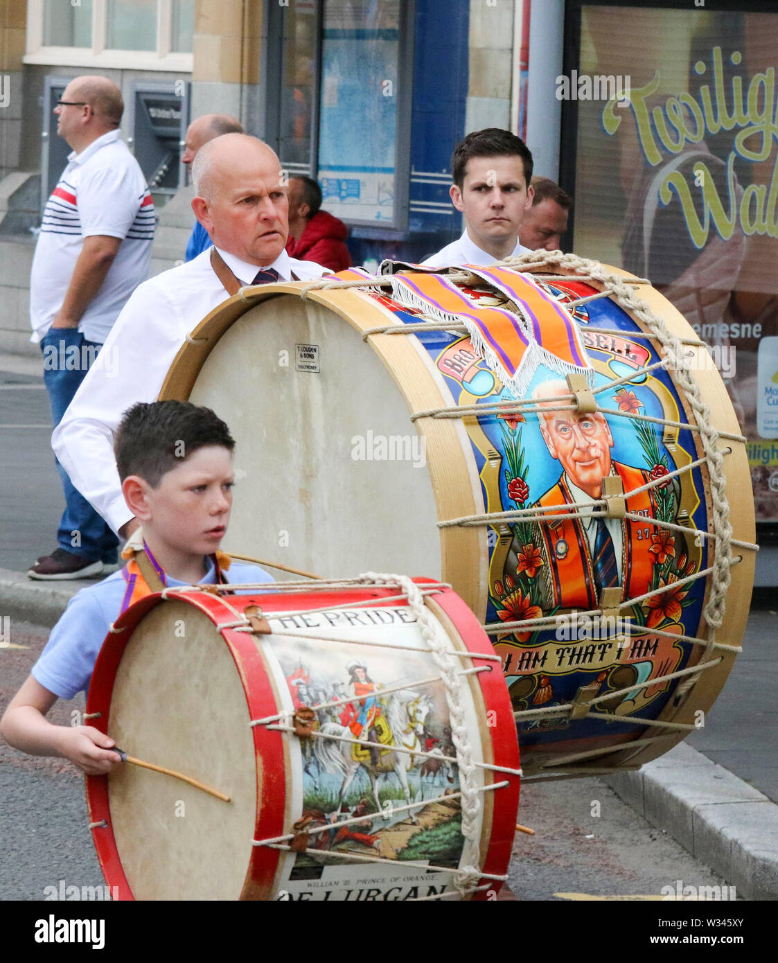 Lurgan, County Armagh, Nordirland. vom 12. Juli 2019. Der zwölften Juli wird von Orange Um markierte Paraden über Nordirland. Lurgan Bezirk linken Sitz von Brownlow House vor der Parade der Stadt zum War Memorial und dann unter der Leitung der Stadt Tandragee für die wichtigsten County Armagh Demonstration. Die Paraden über Nordirland kennzeichnen den Sieg von Wilhelm von Orange über James in der Schlacht am Boyne im Jahre 1690. Lambeg Schlagzeug gespielt. Credit: CAZIMB/Alamy Leben Nachrichten. Stockfoto