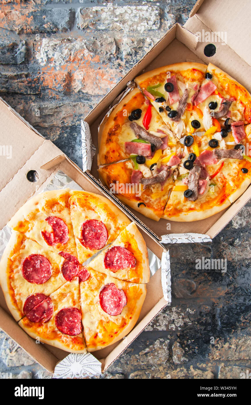 Pizza Delivery Konzept. Heiße Pizza im Pizza Box. Stockfoto