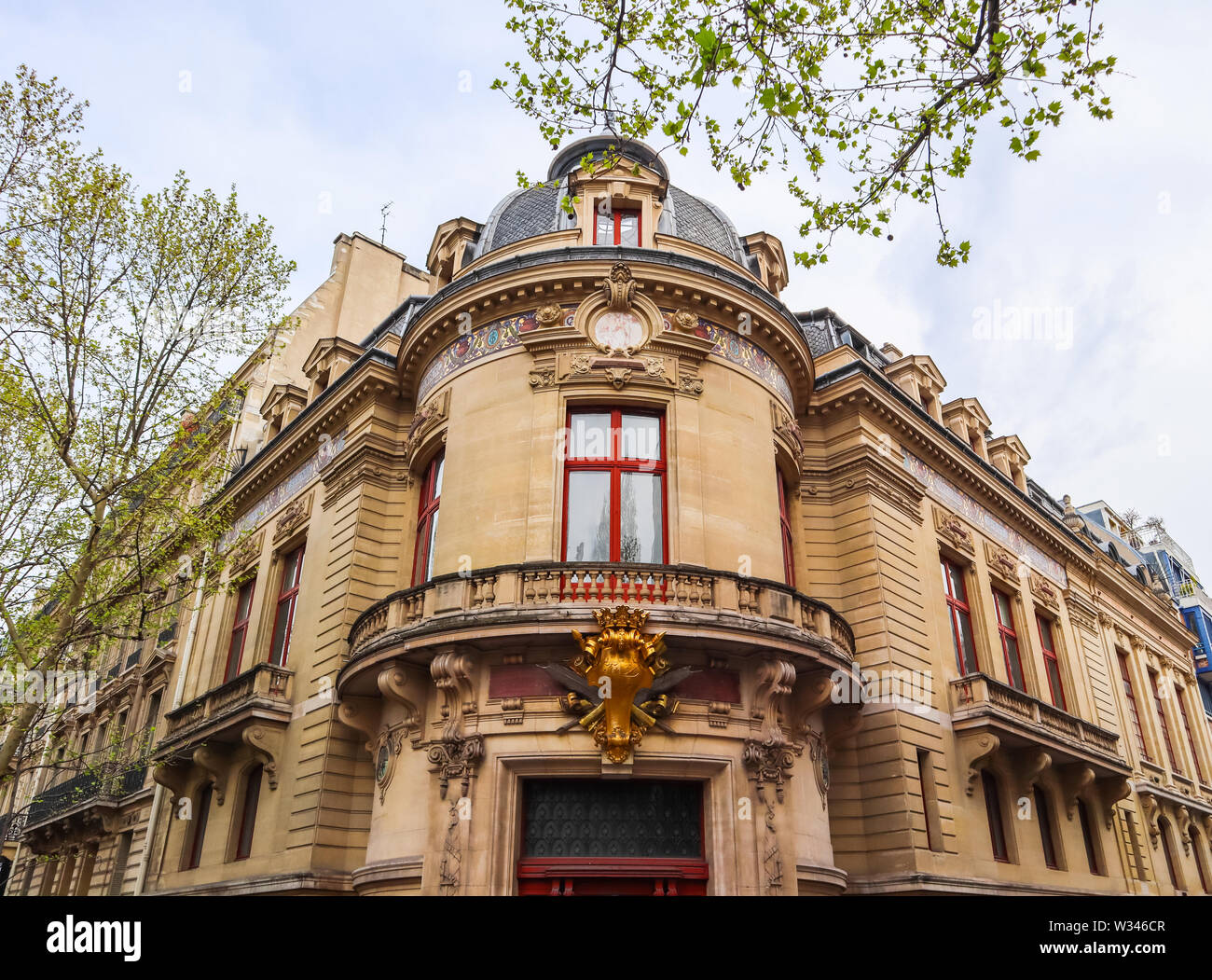 Herrliche Architektur der historischen Gebäude von Paris, Frankreich. April 2019 Stockfoto