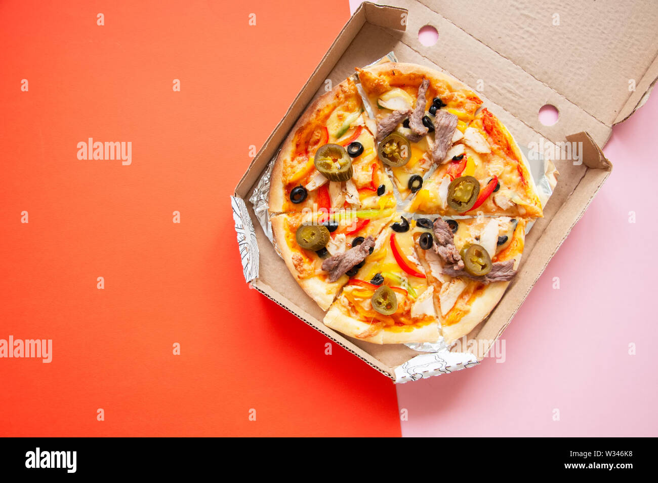 Pizza Delivery Konzept. Heiße Pizza im Pizza Box. Stockfoto