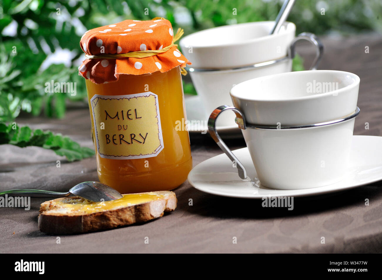 Lokales Produkt: Honig aus der Region Berry zum Frühstück, auf einem Tisch Stockfoto