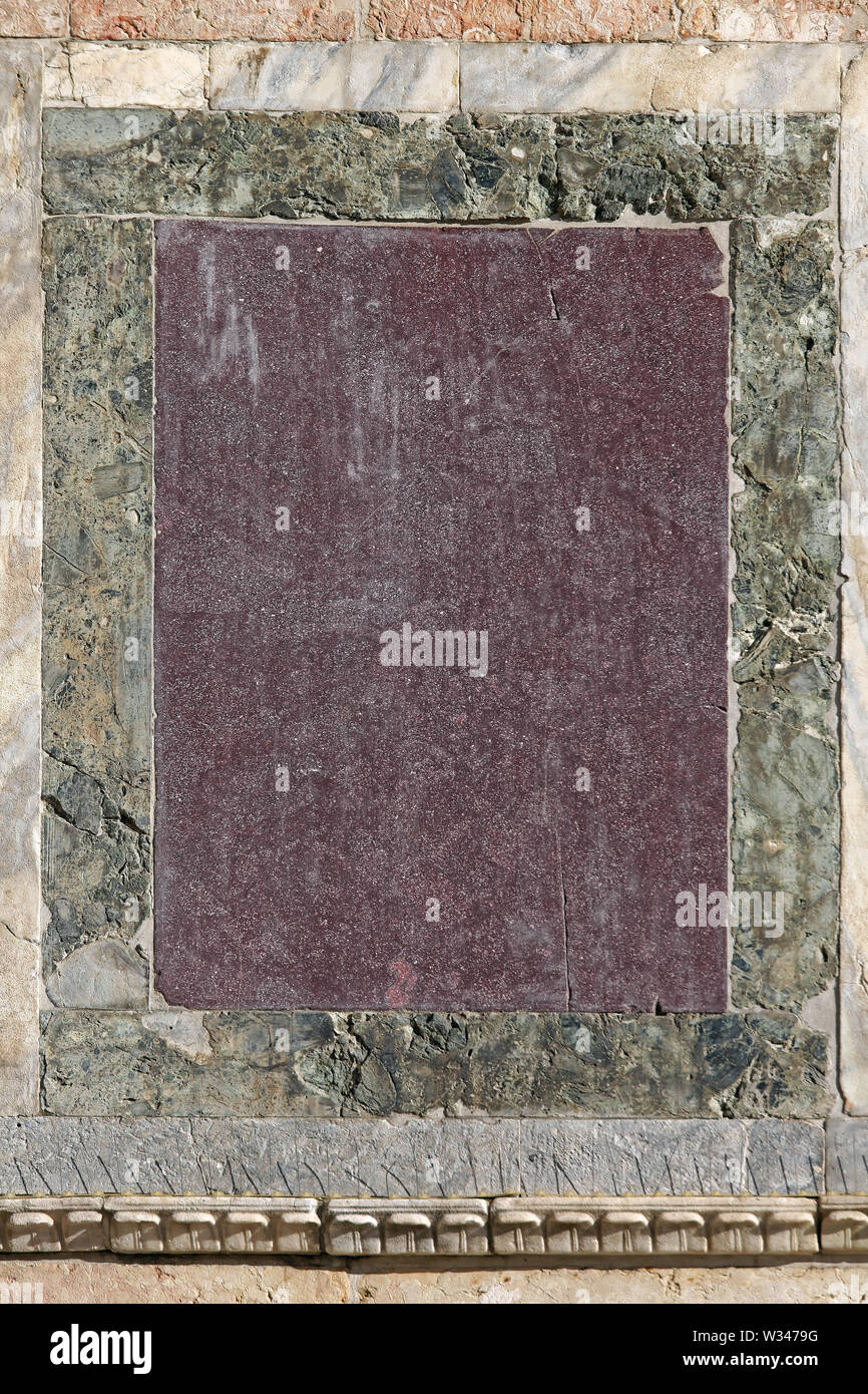 Sehr alte Lila Marmor Stein in Venedig Italien Stockfoto
