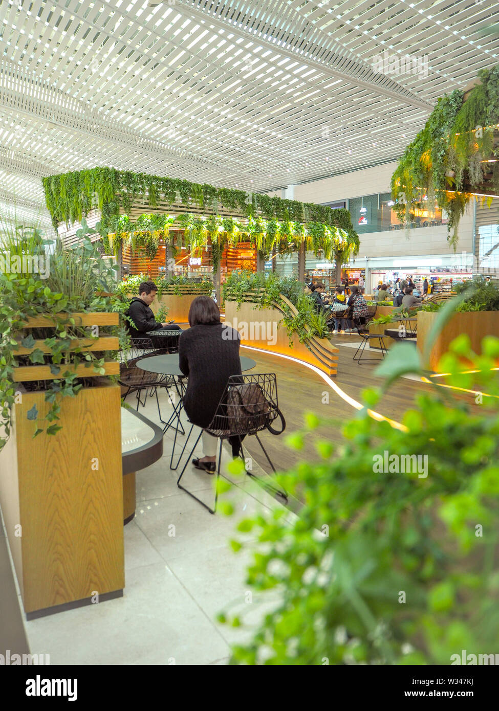 Mai 2018 - Südkorea: Gemütlich und üppige Sitzbereich mit vielen grünen Pflanzen im Terminal 2 des Internationalen Flughafen Incheon Stockfoto