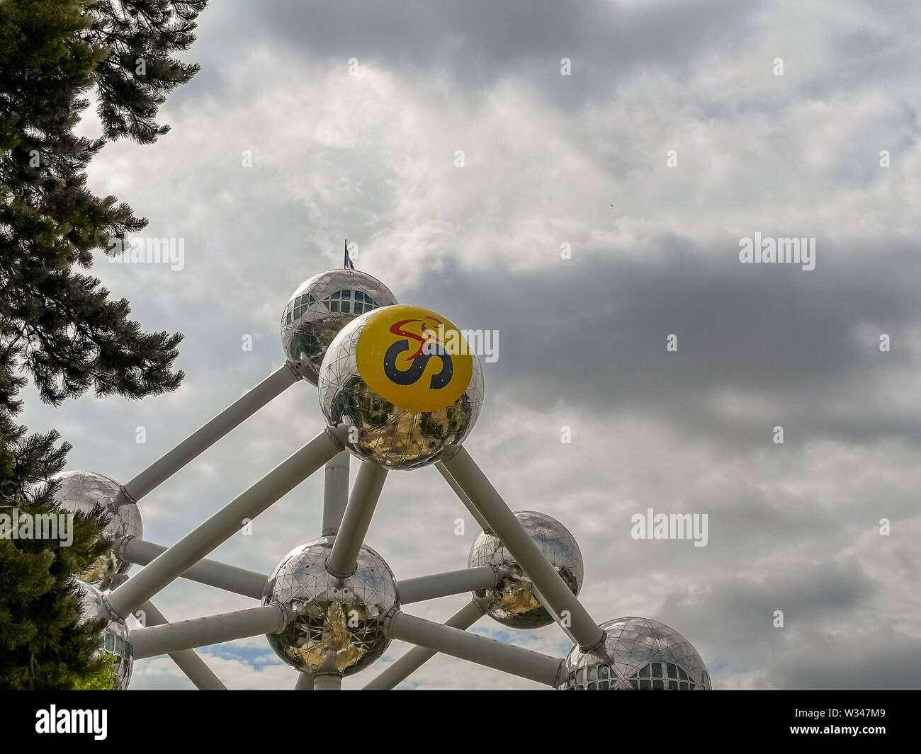 Juli 2019 - Brüssel, Belgien, das Atomium mit einem gelben Atom für anlässlich der Start der Tour de France 2019 in Brüssel Stockfoto