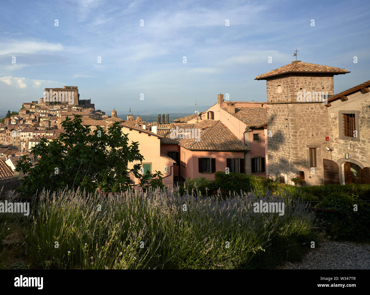 Die italienischen Dorf Soriano nel Cimino von Orsini Schloss sitzt oben auf dem Hügel dominiert Stockfoto