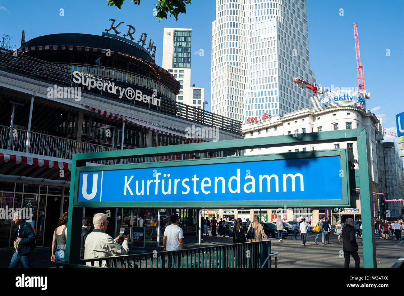 08.06.2019, Berlin, Deutschland, Europa - eine Straße Szene mit der U-Bahn Station und dem Kranzler Eck am Kurfürstendamm in Berlin Charlottenburg. Stockfoto