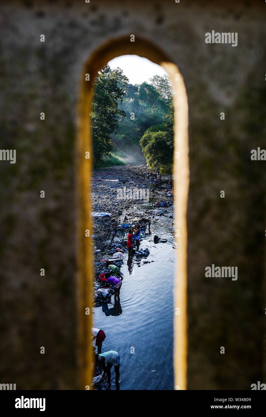 Menschen waschen Kleidung im Fluss Stockfoto