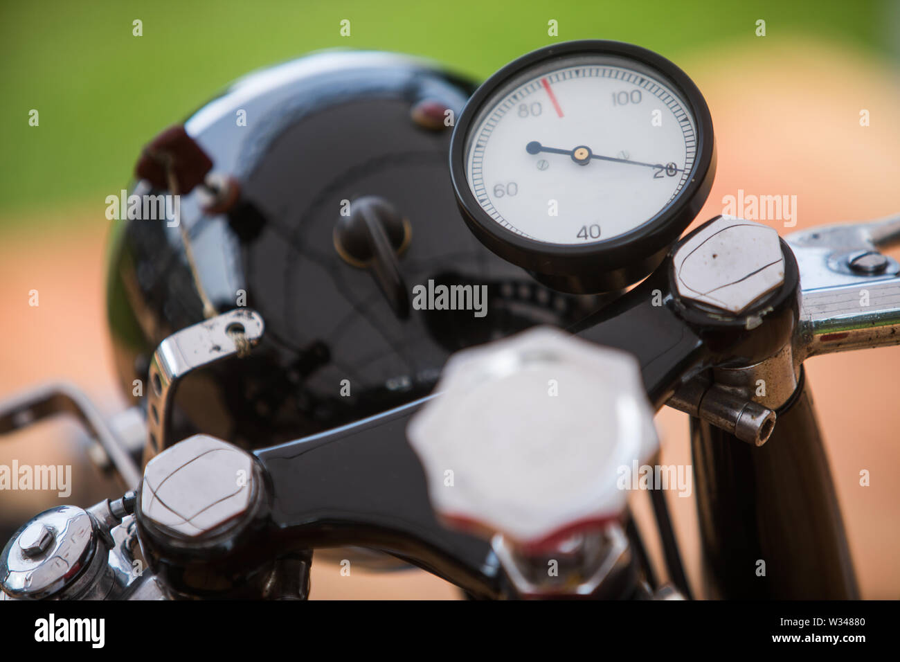 Nahaufnahme Bild horizontal der Drehzahlmesser Anzeige eines Oldtimer  Motorrad Stockfotografie - Alamy