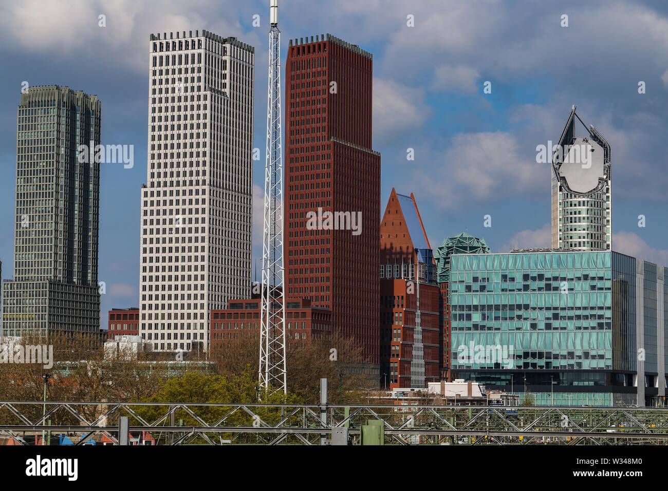 Hochhäuser am Hauptbahnhof, Den Haag, Niederlande Stockfoto
