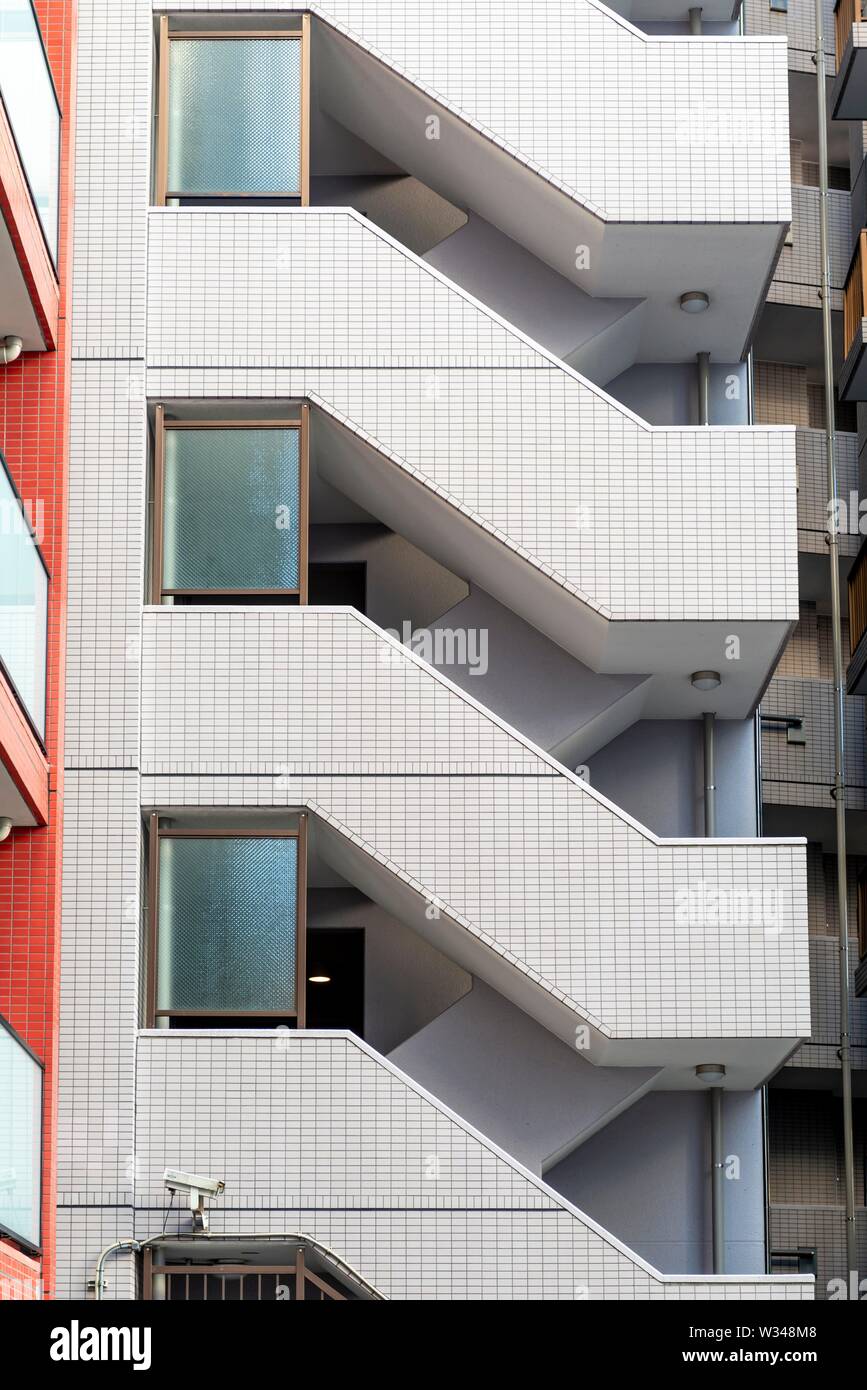 Hohe - Wohngebäude, Treppe steigen, Außentreppen, Tokio, Japan Stockfoto