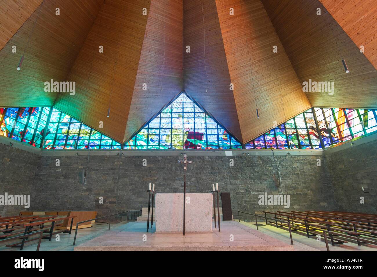Altar, Innenraum mit Holzdecke und farbigen Glasfenstern, moderne Architektur, Kirche St. Hildegard, Pasing, München, Oberbayern Stockfoto