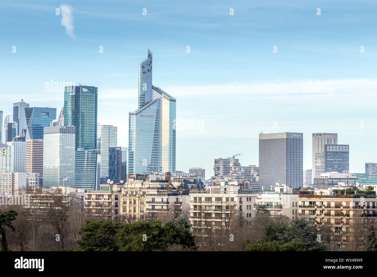 Paris, Frankreich - 2. Januar 2015: Gebäude Skyline von La Defense, Paris, die von der Fondation Louis Vuitton gesehen Stockfoto