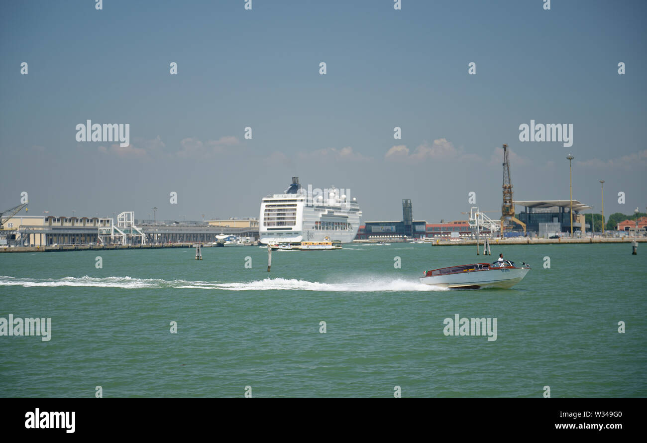 Kreuzfahrt- und Wassertaxi in Venedig, Italien im Sommer. Stockfoto