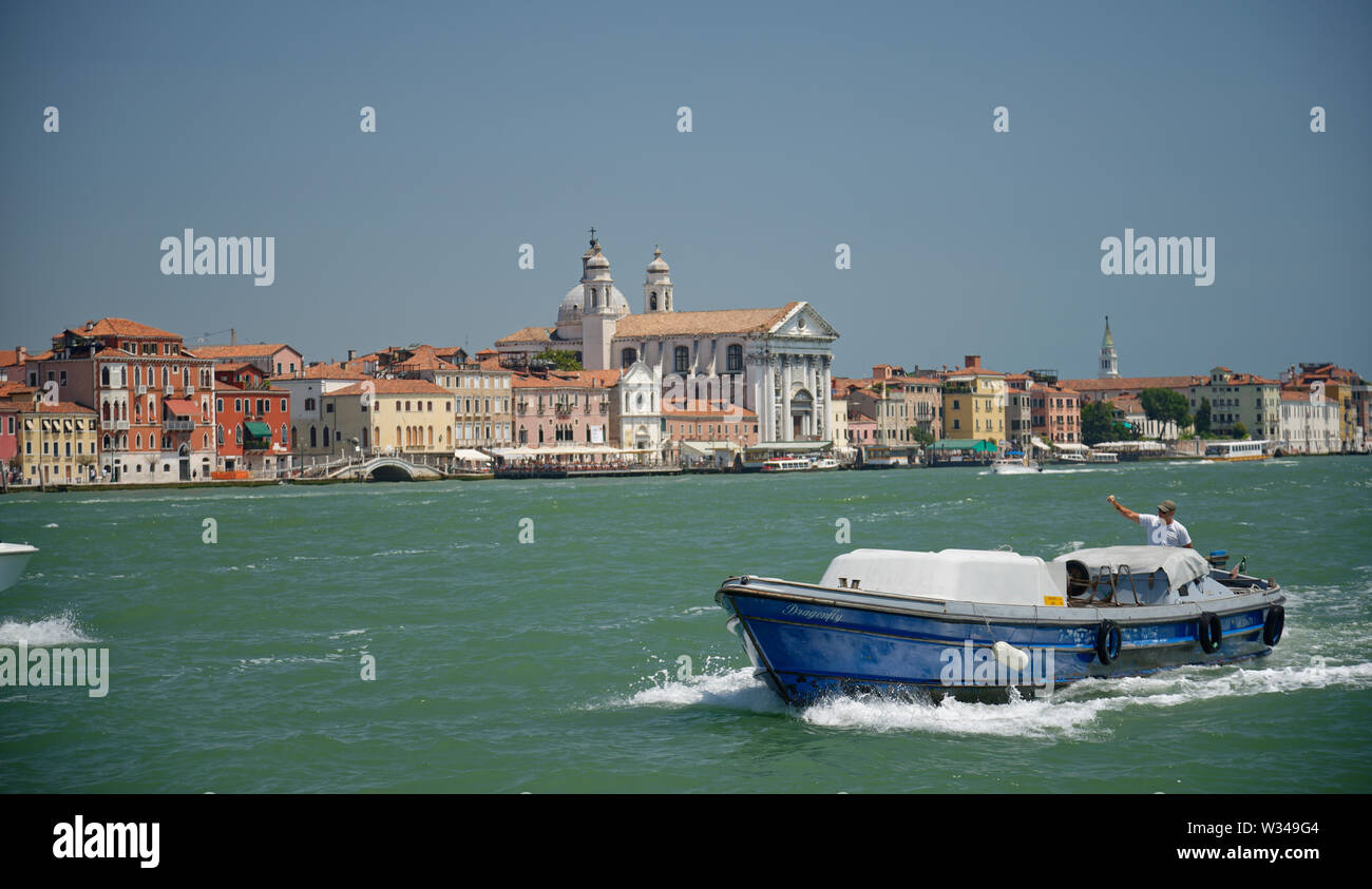 Leistung bzw. Lieferung Bootsfahrt auf dem Canale della Giudecca. Venedig, Italien im Sommer. Stockfoto