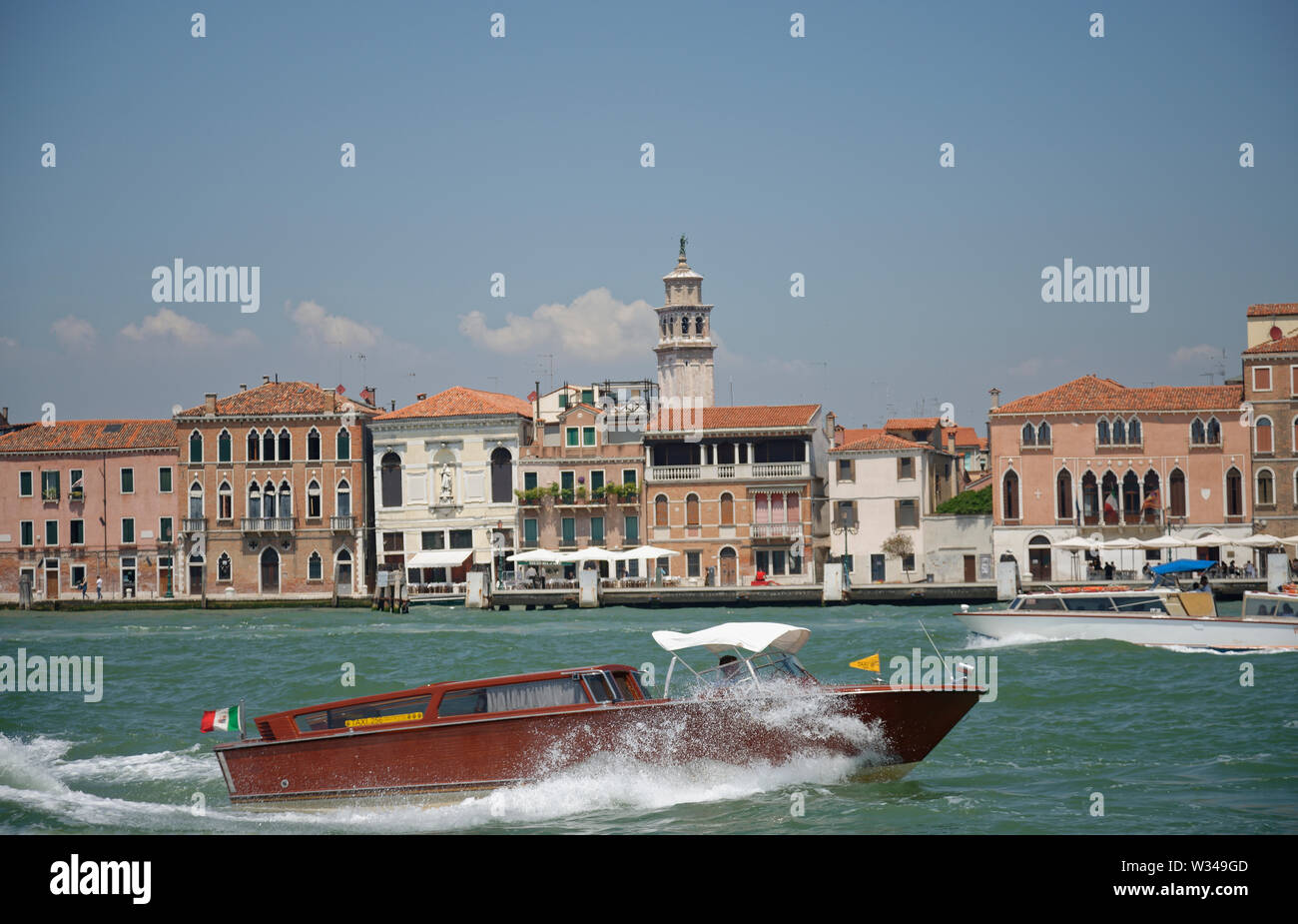 Wasser Taxi auf den Giudecca Kanal. Venedig, Italien im Sommer. Stockfoto