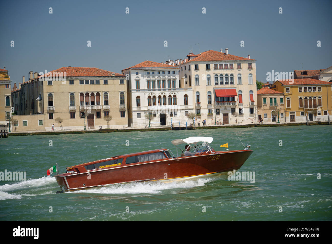 Venedig, Italien im Sommer. Wasser Taxi auf den Giudecca Kanal. Stockfoto