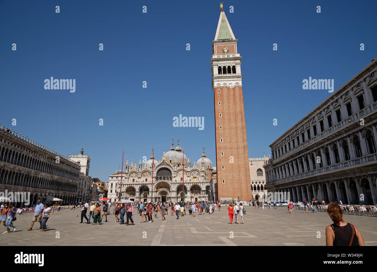 Venedig, Italien im Sommer. Markusplatz mit campanille und der Basilika San Marco. Stockfoto