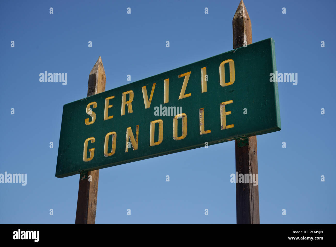 Die Zeichen in Venedig ervizio Goldole'. Ein Ort mit einer Gondel zu mieten. Venedig, Italien im Sommer. Stockfoto