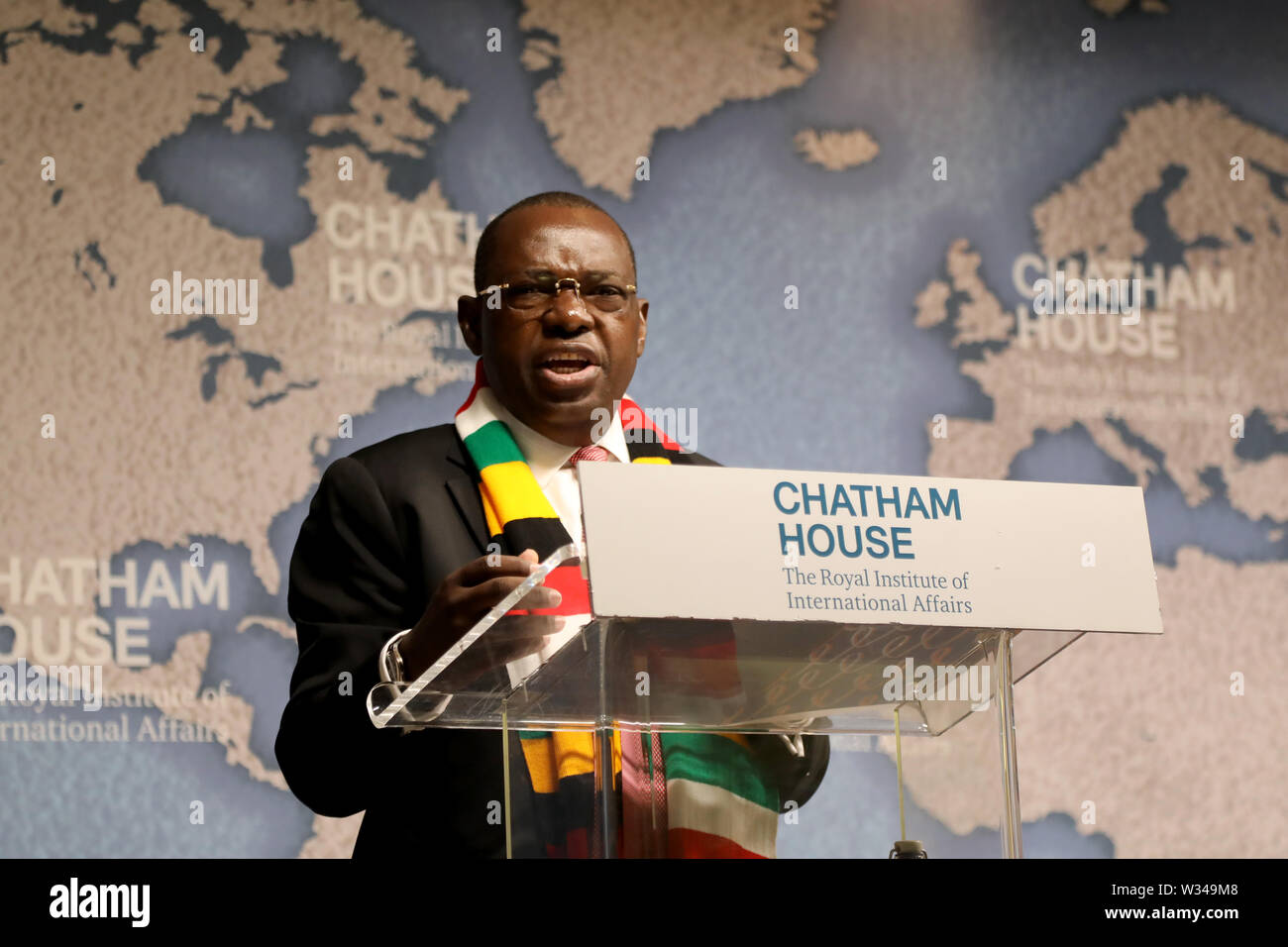 London/Großbritannien - 12. Juli 2019: Sibusiso Busi Moyo, Außenminister von Simbabwe, gibt ein Gespräch über die Außenpolitik seines Landes im Chatham House Stockfoto