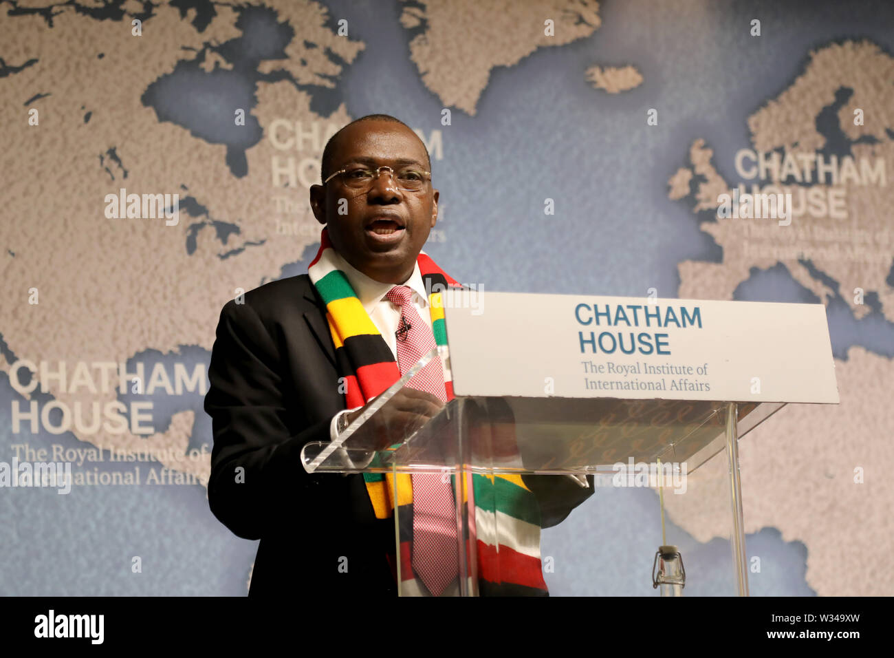 London/Großbritannien - 12. Juli 2019: Sibusiso Busi Moyo, Außenminister von Simbabwe, gibt ein Gespräch über die Außenpolitik seines Landes im Chatham House Stockfoto