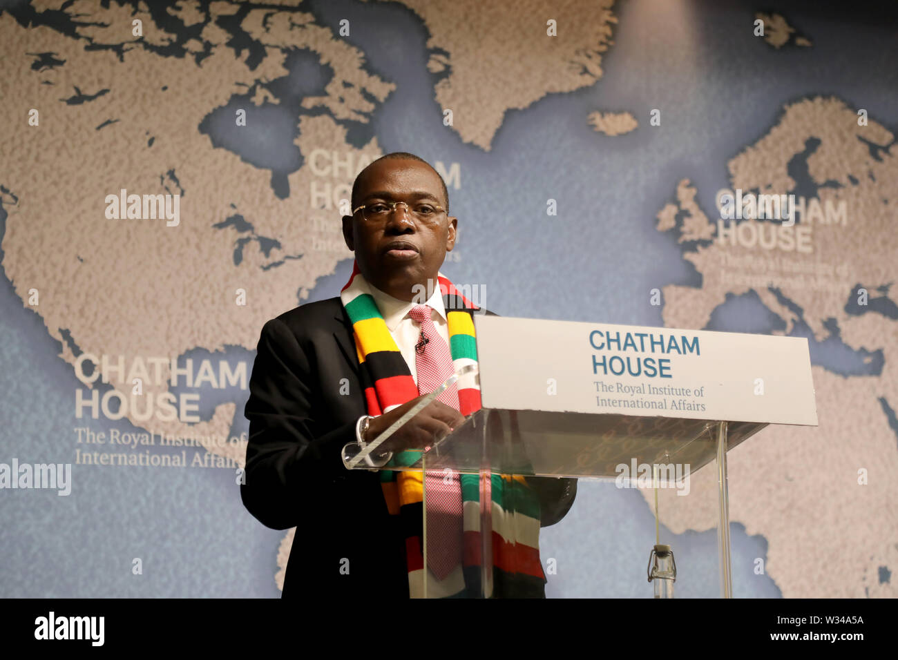 London/Großbritannien - 12. Juli 2019: Sibusiso Busi Moyo, Außenminister von Simbabwe, gibt ein Gespräch über die Außenpolitik seines Landes im Chatham House Stockfoto