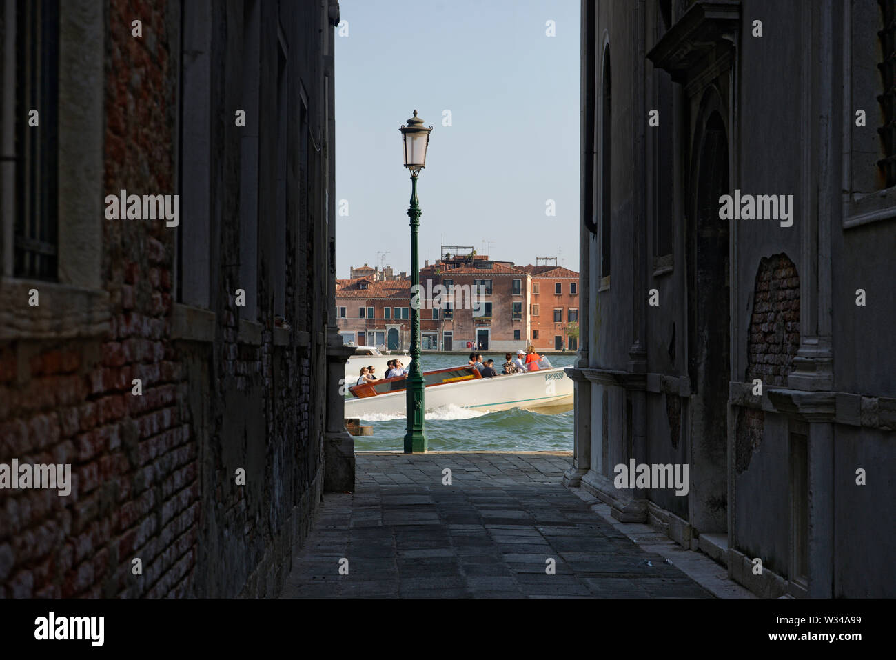 Taxi Boot vorbei auf den Giudecca Kanal. Venedig, Italien im Sommer. Stockfoto