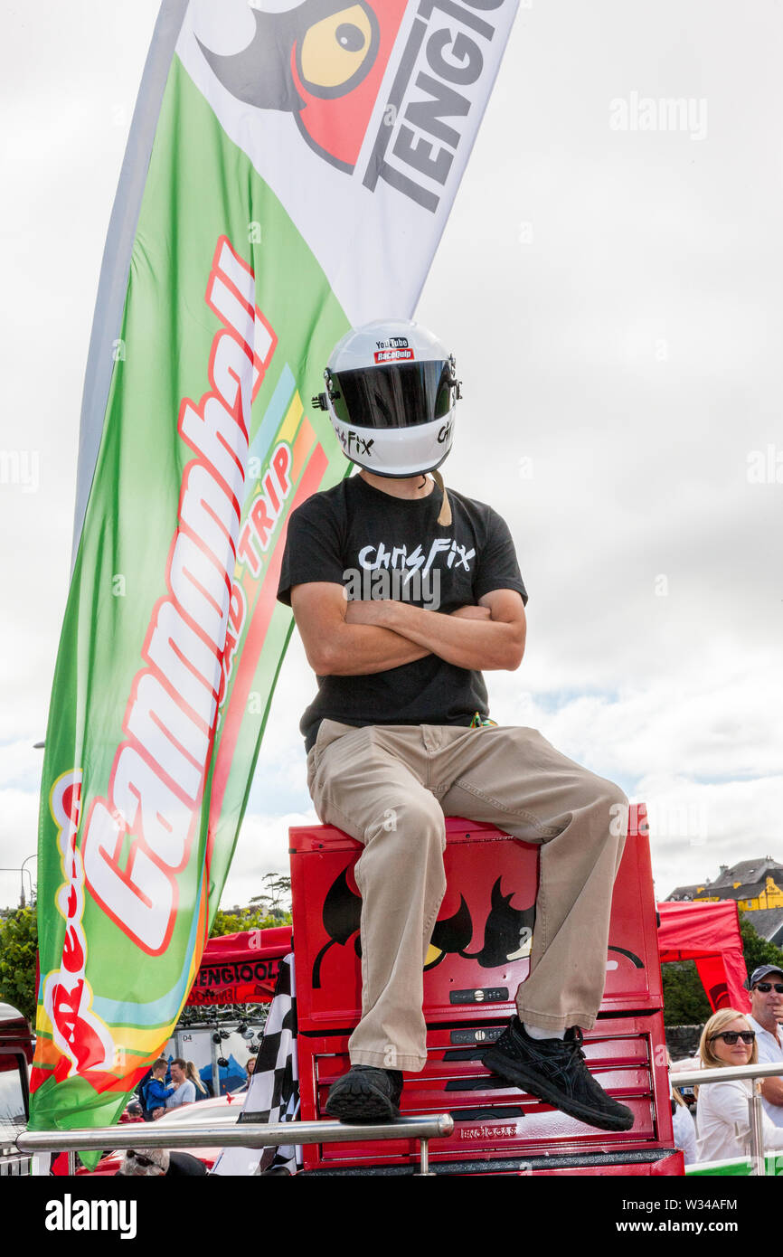 Kinsale, Cork, Irland. 12. Juli, 2019. American Automotive einflussnehmer Chris Fix an der Startlinie der Cannononball Retro Road Trip in Kinsale, Co Cork, Irland. Die klassischen Durchlauf beginnt in Kinsale und nimmt in Healy Pass, Kenmare, Molls Gap, Zoll Strand, Dingle, Slea Head, Conor Pass, Tralee und beendet am Bunratty Castle am 13. Juli 2019. Quelle: David Creedon/Alamy leben Nachrichten Stockfoto