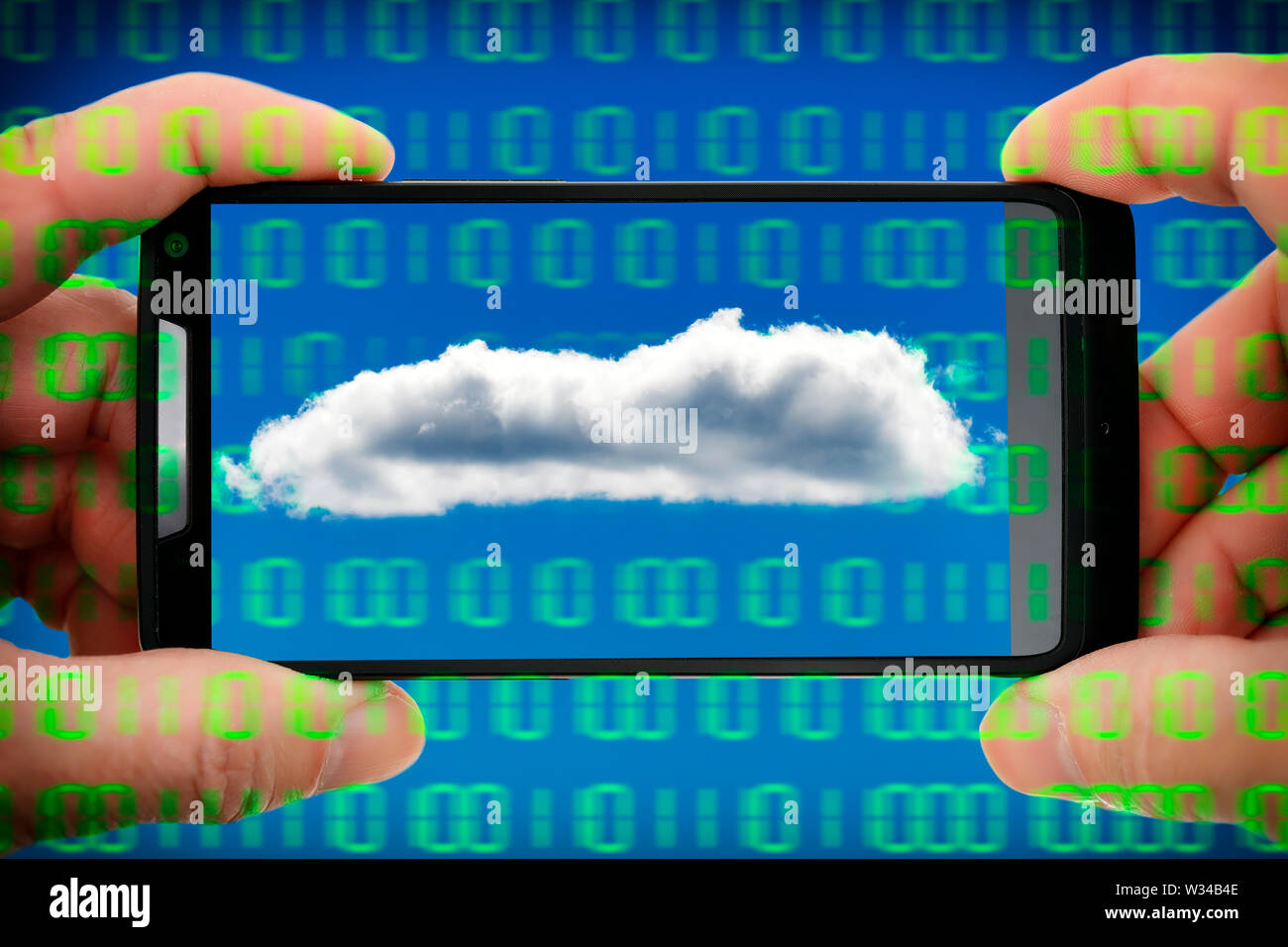 Auf einem Bildschirm des Smartphones und Binärcode Cloud, Cloud Computing Stockfoto