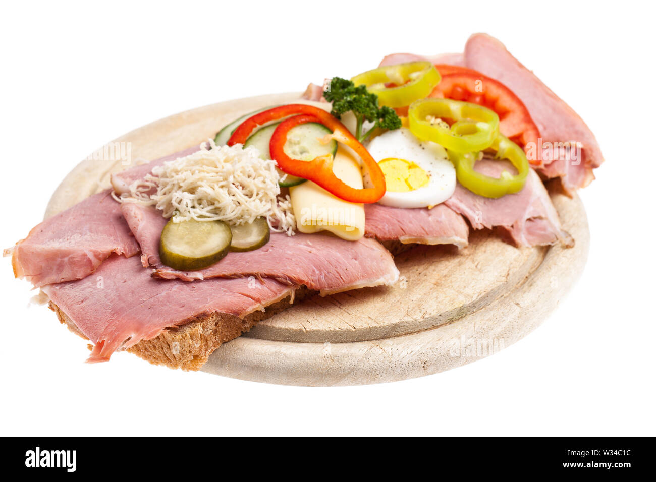 Ein Brot mit geräuchertem Fleisch, Eier, Käse und Gemüse Stockfoto