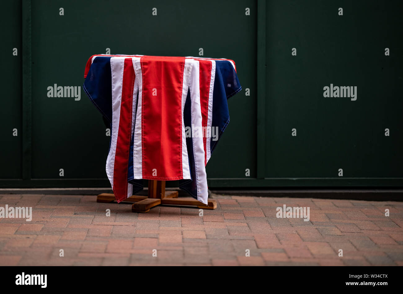 Eine Präsentation Tisch drapiert mit einer Flagge am Tag elf der Wimbledon Championships in der All England Lawn Tennis und Croquet Club, Wimbledon. Stockfoto
