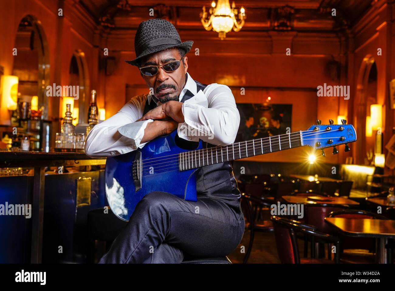 Exklusiv - 09.07.2019, US-amerikanischer Gitarrist, Sänger, Komponist und Musikproduzent Vasti Jackson bei einem exklusiven Fotoshooting im Café Rix in Berlin-Neukolln. Die blues Gitarrist wurde für den begehrten Musikpreis am 59. Grammy Awards für die Seele von Jimmie Rodgers 2017 am besten in der traditionellen Blues Album nominiert. Am 11. Juni 2019 Vasti Jackson wurde durch den schwedischen König mit dem Polar Music Prize ausgezeichnet. Derzeit Vasti Jackson ist auf der Bühne als Ike Turner in der Show ist einfach die Beste - die Tina Turner Geschichte" im Estrel Hotel in Berlin. | Verwendung weltweit Stockfoto