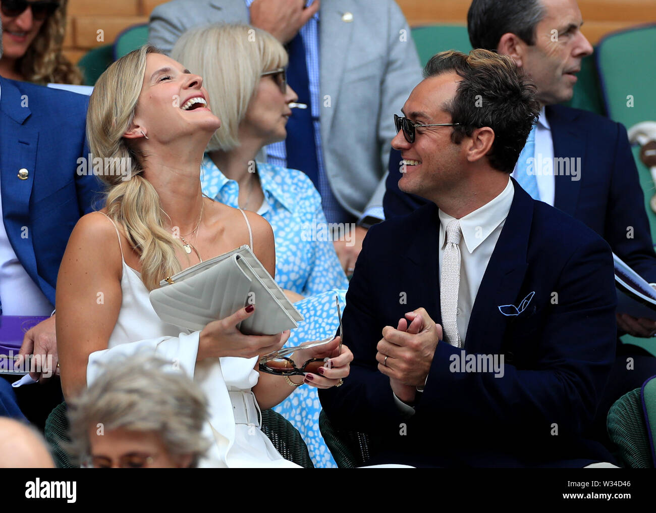 Jude Law mit und seine Frau Phillipa am Tag elf der Wimbledon Championships in der All England Lawn Tennis und Croquet Club, Wimbledon. Stockfoto