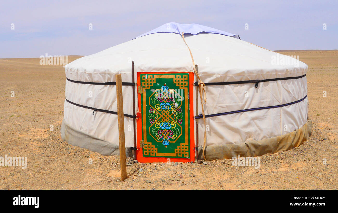 Jurte mit einem bunten Tür in der Wüste Gobi, Mongolei Stockfoto
