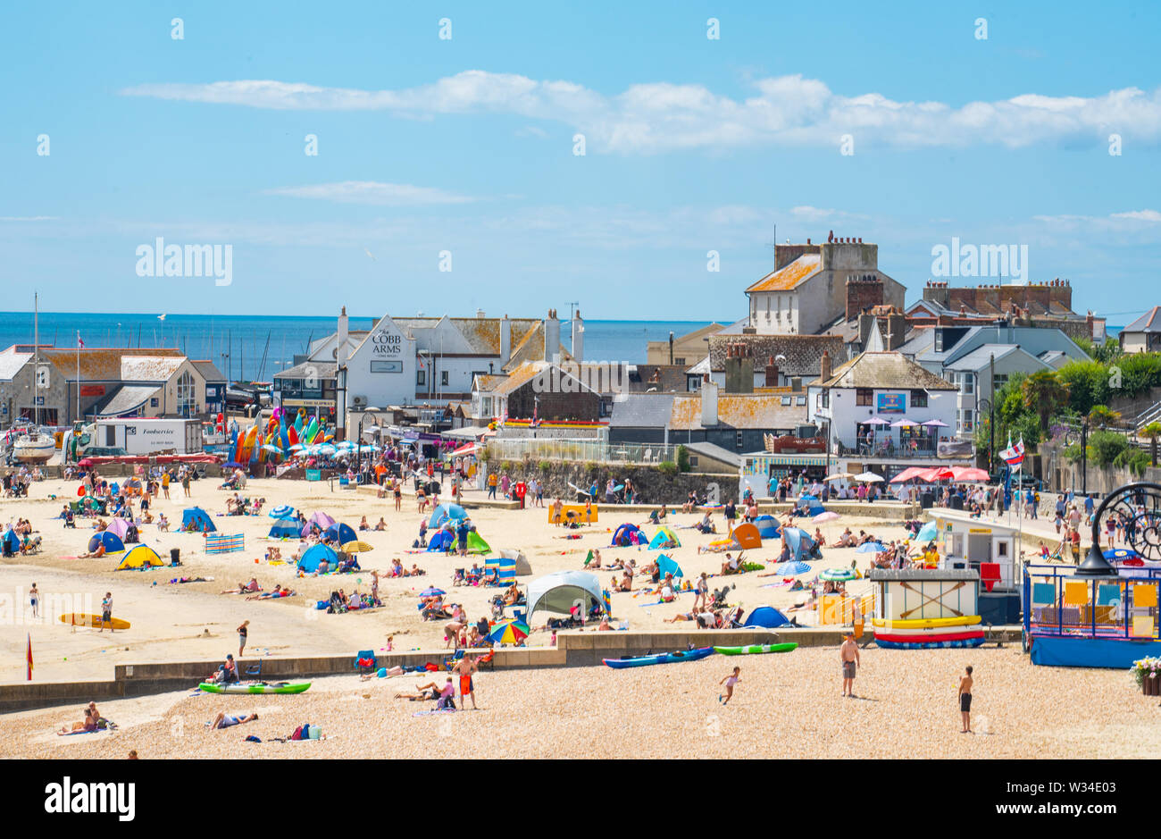 Lyme Regis, Dorset, Großbritannien. 12. Juli, 2019. UK Wetter: Glühend heiße Sonne und blauen Himmel in Lyme Regis. Besucher strömen zum Sandstrand das warme und sonnige Wetter zu genießen. Credit: Celia McMahon/Alamy leben Nachrichten Stockfoto