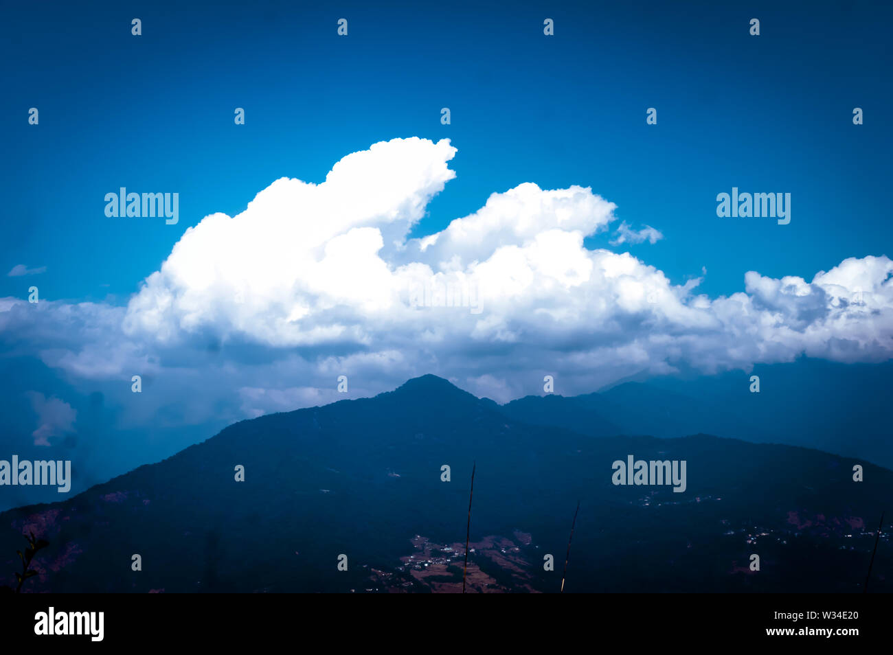 Hintergrund Foto von Bewölkt bewölkt Morgen im Himalaya. Verträumte Landschaft. Flauschige Wetter. Schönheit der wilde Osten asiatische indische Natur. Herrlichen Stockfoto