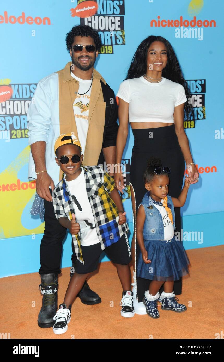 Santa Monica, CA. 11. Juli, 2019. Zukunft Zahir Wilburn, Russell Wilson, Sienna Prinzessin Wilson, Ciara bei der Ankunft für Nickelodeon Kids' Choice Sports Awards 2019, Barker Hangar, Santa Monica, CA 11. Juli 2019. Credit: Elizabeth Goodenough/Everett Collection/Alamy leben Nachrichten Stockfoto