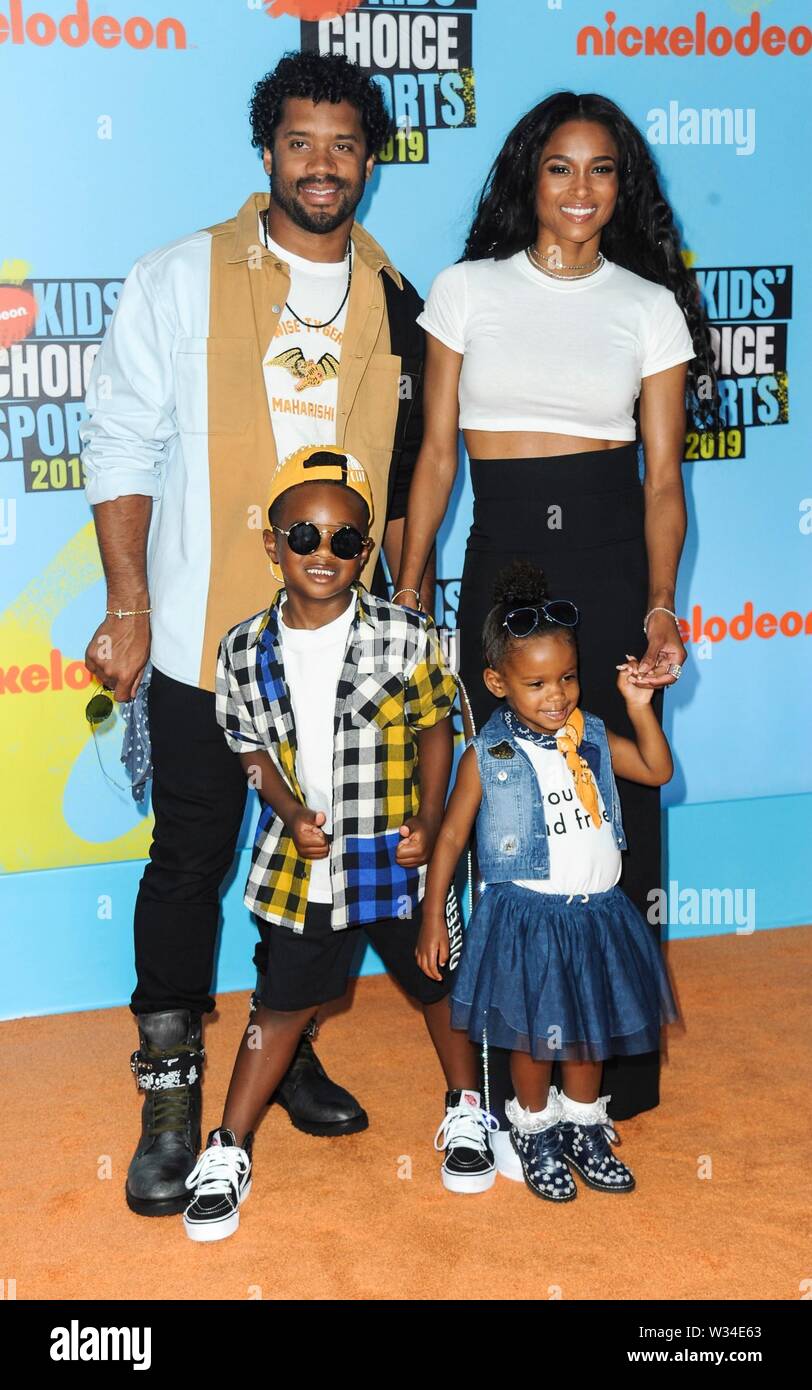 Santa Monica, CA. 11. Juli, 2019. Zukunft Zahir Wilburn, Russell Wilson, Sienna Prinzessin Wilson, Ciara bei der Ankunft für Nickelodeon Kids' Choice Sports Awards 2019, Barker Hangar, Santa Monica, CA 11. Juli 2019. Credit: Elizabeth Goodenough/Everett Collection/Alamy leben Nachrichten Stockfoto