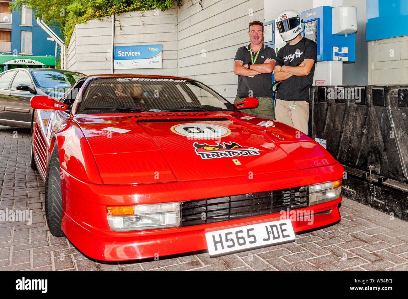 Bantry, West Cork, Irland. 12. Juli, 2019. Die legendäre Sie Knolle' Chris Fix', aus New Jersey, USA, ist derzeit auf der Irischen Cannonball Run Ferrari Testarossa. Er stoppte in Bantry Garage heute mit seinem Beifahrer David Crosbie aus Houston, Texas. Die Etappe heute gestartet von Kinsale, County Cork und wird in Dingle Ende dieses Abends. Credit: Andy Gibson/Alamy Leben Nachrichten. Stockfoto