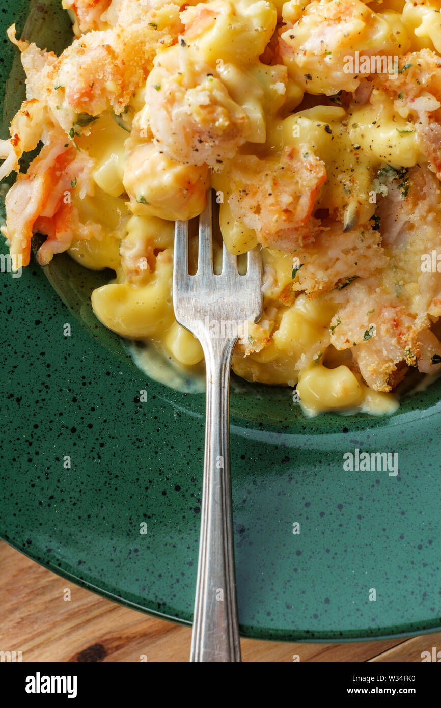 Köstlich gebackenen panierten Hummer Makkaroni und Cheddar Stockfoto