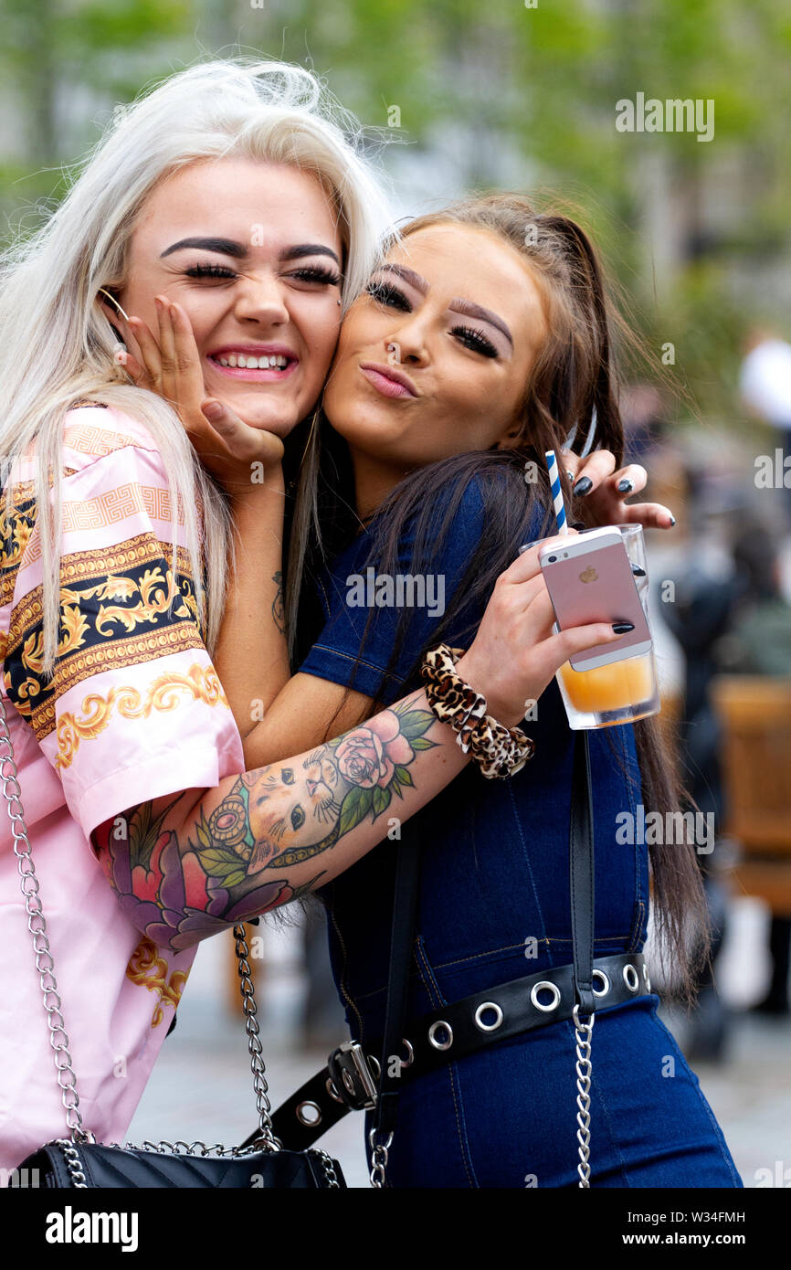 Tayside, Dundee, Schottland, Großbritannien. 12. Juli, 2019. UK Wetter: Zwei weibliche Freunde umarmen einander stehen neben dem verzweifelten Dan Statue in Dundee Stockfoto