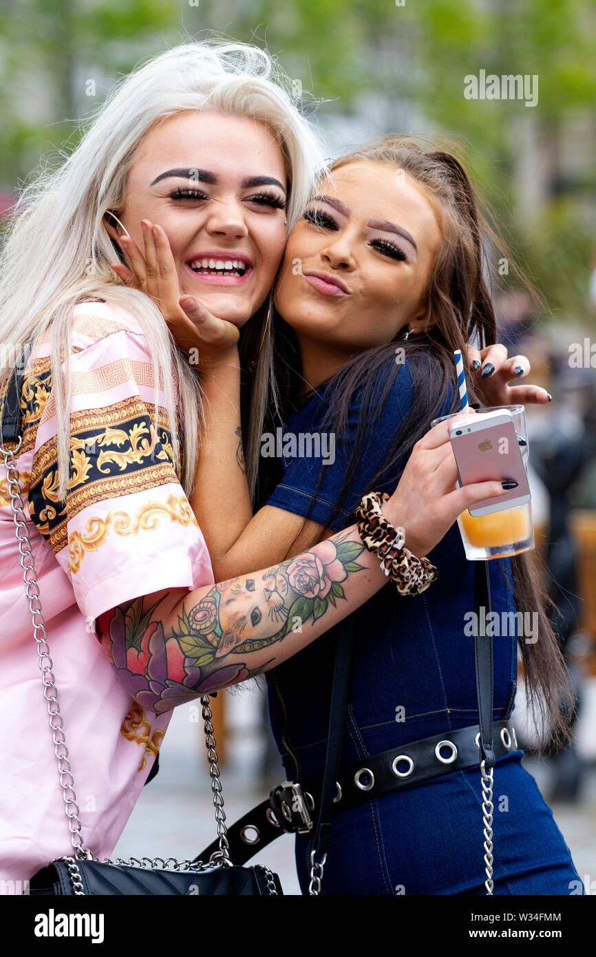 Tayside, Dundee, Schottland, Großbritannien. 12. Juli, 2019. UK Wetter: Zwei weibliche Freunde umarmen einander stehen neben dem verzweifelten Dan Statue in Dundee Stockfoto