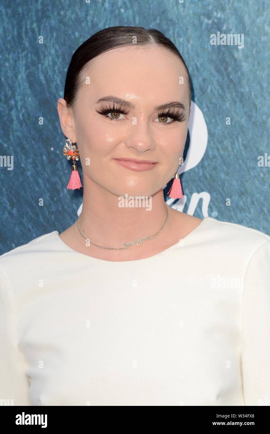 Los Angeles, CA, USA. 9. Juli 2019. Madeline Carrol in der Ankunftshalle für Bethany Hamilton: UNSTOPPABLE Premiere ArcLight Hollywood, Los Angeles, CA Juli 9, 2019. Credit: Priscilla Grant/Everett Collection/Alamy leben Nachrichten Stockfoto