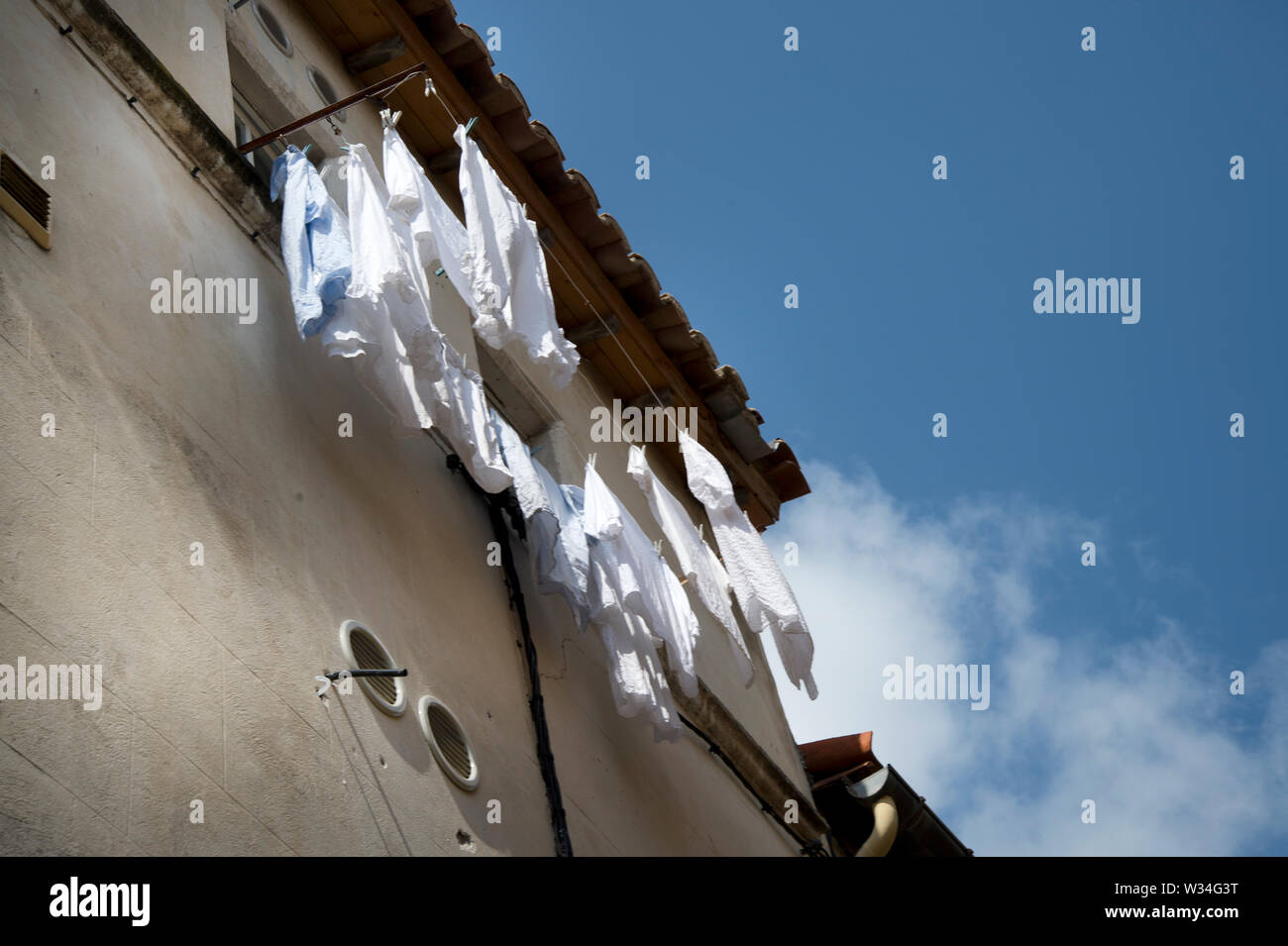 Frankreich. Arles. 2019. Waschmaschine hängen außen ein Fenster in der Sonne zu trocknen. Stockfoto