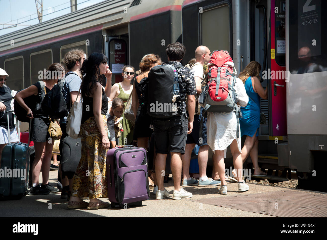 Frankreich. Arles entfernt. 2019. Passagiere mit dem Zug nach Bordeaux. Stockfoto